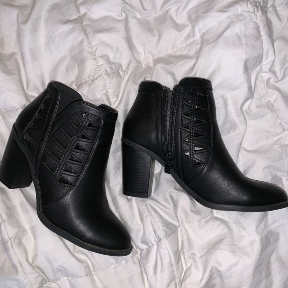 BLACK BOOTIES